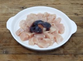 加入花椒水，生抽，蚝油，戴一次性手套抓匀