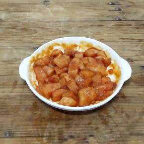 抓匀，盖上保鲜膜腌制两个小时以上