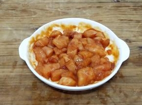 抓匀，盖上保鲜膜腌制两个小时以上