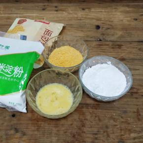 把鸡蛋打入碗中搅打均匀，再准备好面包糠和玉米淀粉。