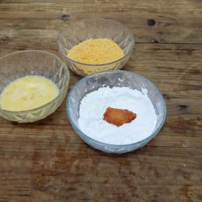 把腌好的鸡胸肉粘上一层玉米淀粉