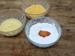 把腌好的鸡胸肉粘上一层玉米淀粉