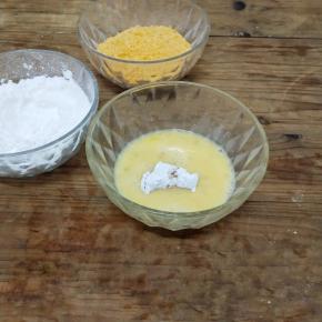 再裹上一层蛋液，鸡蛋和淀粉的组合会形成一层无形的酥皮，吃起来才好吃