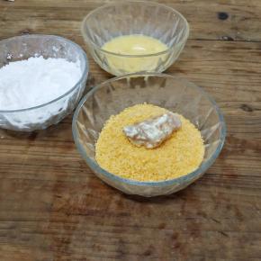 最后在包裹上一层面包糠，裹上一层面包糠，即使不用油炸，烤出来也能特别的香脆