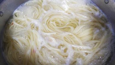水煮开放入意面，煮至八成熟捞出沥干水分