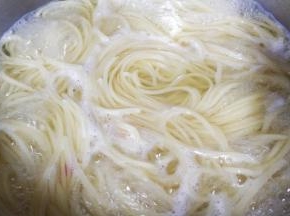 水煮开放入意面，煮至八成熟捞出沥干水分