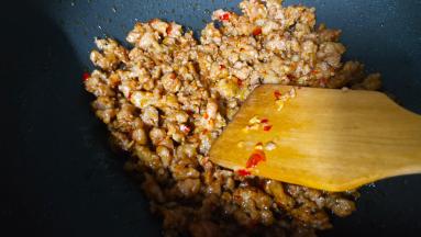 肉末放入豪吉川香汁炒熟