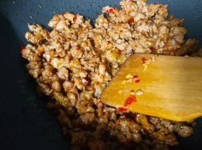 肉末放入豪吉川香汁炒熟