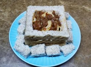 把意面放入吐司镂空的同里