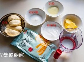 准备所有的材料，老面是以前做面包剩下的面团，平时放冰箱冷冻里，用之前提前取出化冻回温。冰皮月饼预拌粉是熟粉，麻薯预拌粉是生粉，这两种材料都可以用。