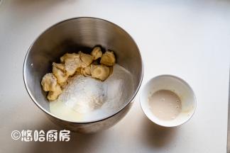 酵母用20克温水溶解开，20克水来自260克中。所有的干性材料全部放入搅拌中，老面撕成小块。