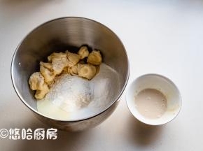 酵母用20克温水溶解开，20克水来自260克中。所有的干性材料全部放入搅拌中，老面撕成小块。