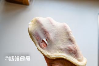 一直搅打至面团能拉出较薄的膜，面团比较湿粘，最后会在案板上摔打十几次，面团就很光滑。
