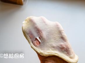 一直搅打至面团能拉出较薄的膜，面团比较湿粘，最后会在案板上摔打十几次，面团就很光滑。