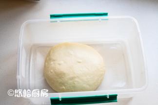 面团表面收光滑，放在保鲜盒里室温下发酵，北方的室温24度。