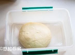 面团表面收光滑，放在保鲜盒里室温下发酵，北方的室温24度。