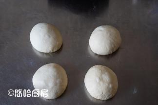 取出面团，平均分割成4份，排气后滚圆，盖保鲜膜醒发15~20分钟。