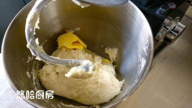加入清水和酵母水，用厨师机低速搅拌5分钟，中速搅拌5分钟，加入室温下软化的黄油，继续搅打面团。