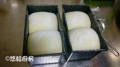 二发后的面团至九分发，在面团表面筛一层高筋面粉，烤箱开始以上下火200度预热。