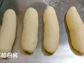 从面团的长边处卷起，依次做好全部面团，继续盖保鲜膜醒发15分钟左右。