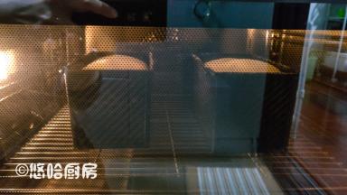 吐司放入预热到位的烤箱下层，温度降至180度，烘烤40分钟。