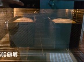 吐司放入预热到位的烤箱下层，温度降至180度，烘烤40分钟。