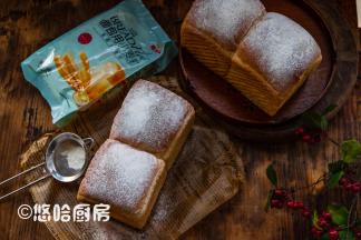 到时候取出，倒扣模具，让吐司侧放在网架上放凉。