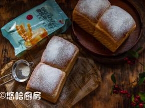 到时候取出，倒扣模具，让吐司侧放在网架上放凉。