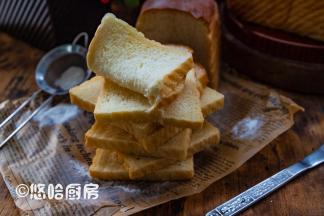 放至手温时的吐司装保鲜袋保存，彻底放凉后切片即可。超软的妹子，下腰劈叉样样行。