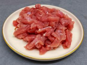 里脊肉切片再切丝。