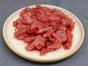 里脊肉切片再切丝。