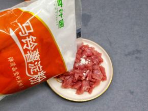 加甘汁园马铃薯淀粉（加了淀粉炒好的肉丝滑嫩）料酒、盐腌制10分钟。