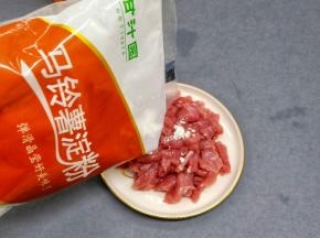 加甘汁园马铃薯淀粉（加了淀粉炒好的肉丝滑嫩）料酒、盐腌制10分钟。