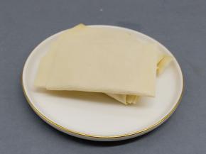 豆皮切小块焯水。