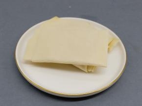 豆皮切小块焯水。