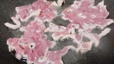 锅里放油，油热放肉丝翻炒。