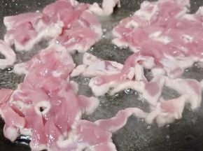 锅里放油，油热放肉丝翻炒。