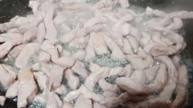 炒到肉丝变色后，捞出备用。