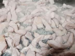 炒到肉丝变色后，捞出备用。