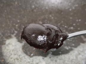 锅中留少许的底油调成小火，先倒入干黄酱与甜面酱以及绵白糖翻炒。