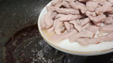 再加入肉丝回炒。