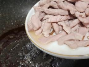 再加入肉丝回炒。