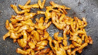 改成大火快速翻炒，使每根肉丝都挂上酱料，出锅前淋入一点芝麻油即可。