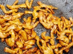 改成大火快速翻炒，使每根肉丝都挂上酱料，出锅前淋入一点芝麻油即可。