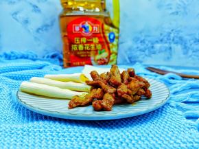 肉丝滑嫩、用豆皮将肉丝和大葱卷起食用，口感更加丰富别具风味。