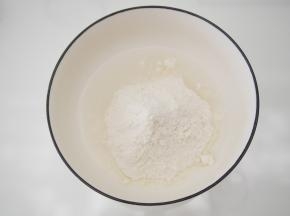 准备水油皮，将面粉、木糖醇倒入小碗中。