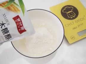 加入木糖醇，揉成光滑的面团，盖上保鲜膜静置约半小时。