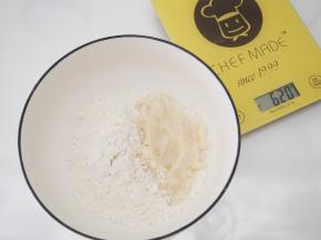 准备油酥，将面粉和猪油混合揉匀。