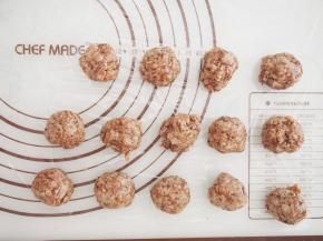 准备玫瑰馅，将糯米粉小火炒熟，然后将玫瑰酱、色拉油和熟糯米粉混合均匀，分成约20g左右一个的小团。