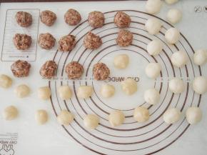 将水油皮和油酥均分成14份。